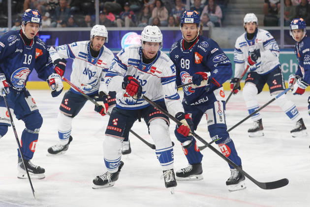 29.08.2026 Zuerich, SCHWEIZ, Swiss Life Arena Eishockey Saison 2026 2027 Freundschaftsspiel ZSC Lions - Adler Mannheim Dan Renouf (li,Adler) gegen Malte Stroemwall (ZSC Lions)