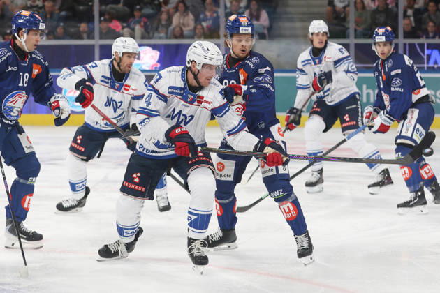 29.08.2026 Zuerich, SCHWEIZ, Swiss Life Arena Eishockey Saison 2026 2027 Freundschaftsspiel ZSC Lions - Adler Mannheim Dan Renouf (li,Adler) gegen Malte Stroemwall (ZSC Lions)