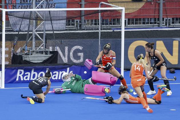AMSTELVEEN - Maria Granatto of Argentina scores the 1-1 during the Hockey World Cup final between the Netherlands and Argentina at the Wagener Stadium. BAS CZERWINSKI ANP xVIxANPxSportx xxANPxIVx 566515033 originalFilename: 566515033.jpg