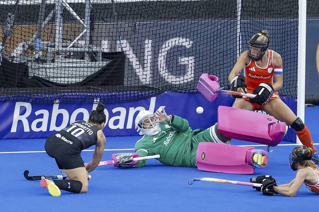 AMSTELVEEN - Maria Granatto of Argentina scores the 1-1 during the Hockey World Cup final between the Netherlands and Argentina at the Wagener Stadium. BAS CZERWINSKI ANP xVIxANPxSportx xxANPxIVx 566515036 originalFilename: 566515036.jpg