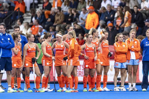 AMSTELVEEN - Dutch players await the shootouts during the Hockey World Cup final between the Netherlands and Argentina at the Wagener Stadium. SEM VAN DER WAL ANP xVIxANPxSportx xxANPxIVx 566515040 originalFilename: 566515040.jpg