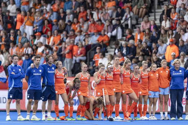 AMSTELVEEN - Dutch players watch the shootouts of the Hockey World Cup final between the Netherlands and Argentina at the Wagener Stadium. SEM VAN DER WAL ANP xVIxANPxSportx xxANPxIVx 566515326 originalFilename: 566515326.jpg