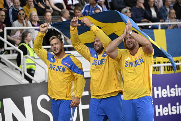 HELSINGFORS, FINLAND 20240829 Sveriges Jesper Ahlin, Daniel Stahl och Wictor Petersson efter herrarnas diskus under Finnkampen i friidrott mellan Finland och Sverige pa Olympiastadion i Helsingfors. Helsingfors FINLAND x10350x