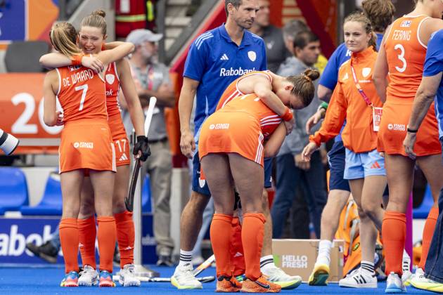 AMSTELVEEN - Xan de Waard of the Netherlands and Marleen Jochems of the Netherlands react after losing the Hockey World Cup final between the Netherlands and Argentina at the Wagener Stadium. SEM VAN DER WAL ANP xVIxANPxSportx xxANPxIVx 566515846 originalFilename: 566515846.jpg
