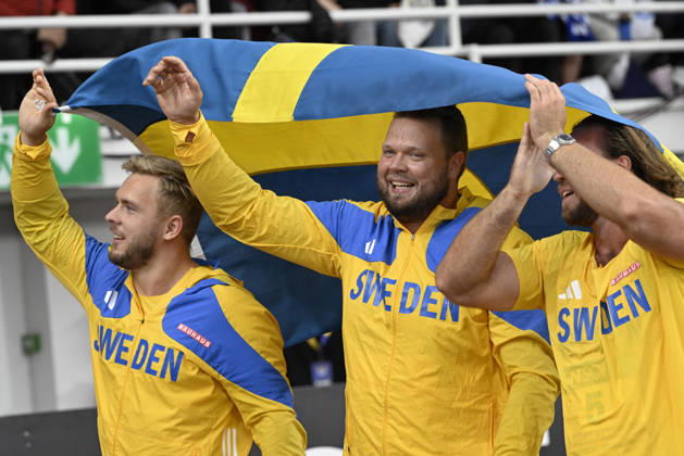 HELSINGFORS, FINLAND 20240829 Sveriges Jesper Ahlin, Daniel Stahl och Wictor Petersson efter herrarnas diskus under Finnkampen i friidrott mellan Finland och Sverige pa Olympiastadion i Helsingfors. Helsingfors FINLAND x10350x
