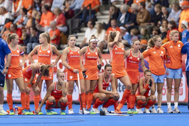 AMSTELVEEN - Dutch players watch the shootouts of the Hockey World Cup final between the Netherlands and Argentina at the Wagener Stadium. SEM VAN DER WAL ANP xVIxANPxSportx xxANPxIVx 566516036 originalFilename: 566516036.jpg