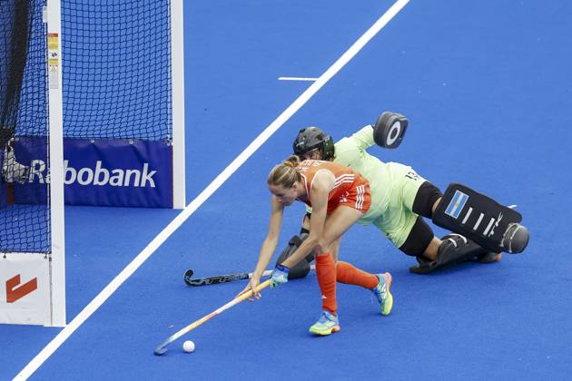 AMSTELVEEN - (lr) Felice Albers of the Netherlands misses a shootout, Argentina goalkeeper Cristina Cosentino during the Hockey World Cup final between the Netherlands and Argentina at the Wagener Stadium. BAS CZERWINSKI ANP xVIxANPxSportx xxANPxIVx 566516500 originalFilename: 566516500.jpg
