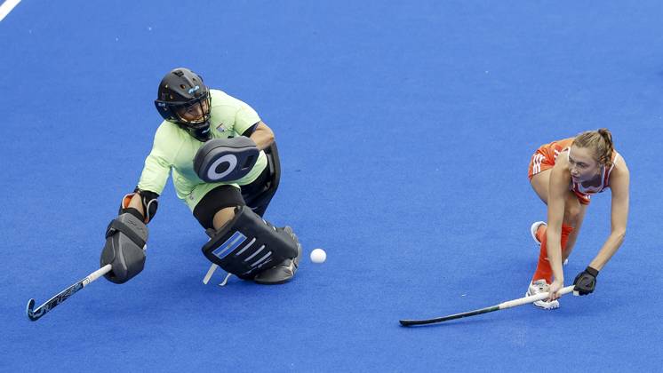 AMSTELVEEN - (lr) Argentina goalkeeper Cristina Cosentino and the Netherlands Marijn Veen score a shootout during the Hockey World Cup final between the Netherlands and Argentina at the Wagener Stadium. BAS CZERWINSKI ANP xVIxANPxSportx xxANPxIVx 566516533 originalFilename: 566516533.jpg