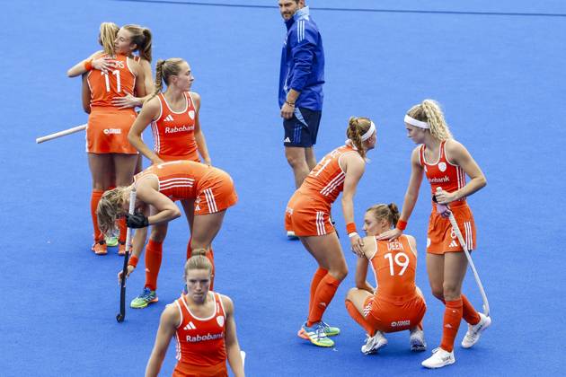 AMSTELVEEN - Dutch players react after losing the Hockey World Cup final between the Netherlands and Argentina at the Wagener Stadium. BAS CZERWINSKI ANP xVIxANPxSportx xxANPxIVx 566516599 originalFilename: 566516599.jpg