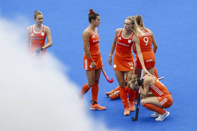 AMSTELVEEN - Dutch players react after losing the Hockey World Cup final between the Netherlands and Argentina at the Wagener Stadium. BAS CZERWINSKI ANP xVIxANPxSportx xxANPxIVx 566516607 originalFilename: 566516607.jpg