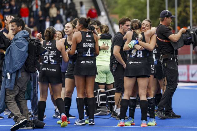 AMSTELVEEN - Players from Argentina celebrate winning the Hockey World Cup final between the Netherlands and Argentina at the Wagener Stadium. SEM VAN DER WAL ANP xVIxANPxSportx xxANPxIVx 566517026 originalFilename: 566517026.jpg