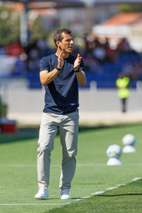 Sergio Ferreira head coach Of Fc Alverca seen during Betclic League game between teams of Fc Alverca and CD Santa Clara in complexo desportivo Fc Alverca (Luis Loureiro Ball Raw Images) Alverca Complexo Desportivo Fc Alverca Portugal Copyright: xLuisxLoureirox LuisloureiroALVERCAStaclara-1849