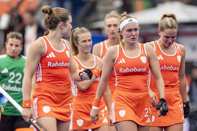 AMSTELVEEN - (lr) Marleen Jochems of the Netherlands, Xan de Waard of the Netherlands, Pien Dicke of the Netherlands and Pien Sanders of the Netherlands react after the loss in the Hockey World Cup final between the Netherlands and Argentina at the Wagener Stadium. SEM VAN DER WAL ANP xVIxANPxSportx xxANPxIVx 566517035 originalFilename: 566517035.jpg