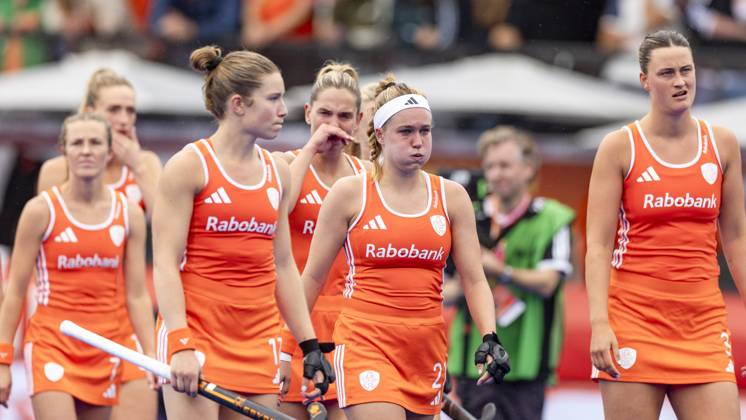 AMSTELVEEN - (lr) Xan de Waard of the Netherlands, Marleen Jochems of the Netherlands, Sanne Koolen of the Netherlands, Pien Dicke of the Netherlands and Rosa Fernig of the Netherlands react after losing the Hockey World Cup final between the Netherlands and Argentina at the Wagener Stadium. SEM VAN DER WAL ANP xVIxANPxSportx xxANPxIVx 566517344 originalFilename: 566517344.jpg