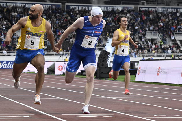 HELSINGFORS, FINLAND 20240829 Sveriges Jean-Christian Zirignon ( 5, tv) vinner herrarnas 100 m under Finnkampen i friidrott mellan Finland och Sverige pa Olympiastadion i Helsingfors. Helsingfors FINLAND x10350x