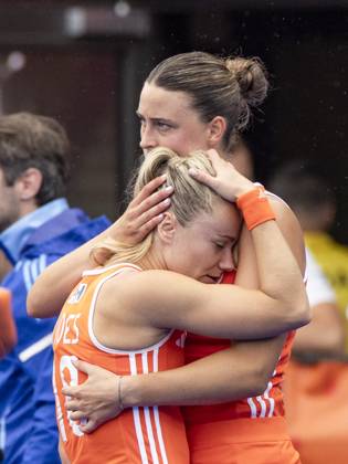 AMSTELVEEN - (lr) Freeke Moes of the Netherlands and Rosa Fernig of the Netherlands comfort each other after the loss in the Hockey World Cup final between the Netherlands and Argentina at the Wagener Stadium. SEM VAN DER WAL ANP xVIxANPxSportx xxANPxIVx 566518879 originalFilename: 566518879.jpg