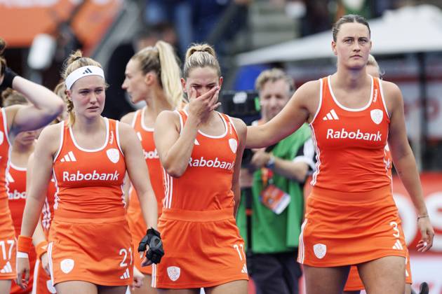 AMSTELVEEN - (lr) Pien Dicke of the Netherlands, Pien Sanders of the Netherlands and Rosa Fernig of the Netherlands react after the loss in the Hockey World Cup final between the Netherlands and Argentina at the Wagener Stadium. SEM VAN DER WAL ANP xVIxANPxSportx xxANPxIVx 566519542 originalFilename: 566519542.jpg