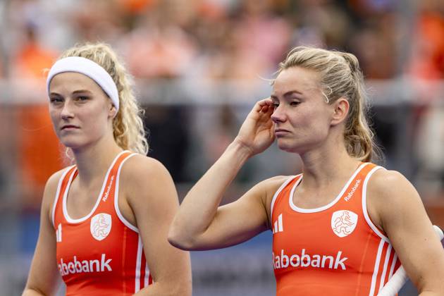 AMSTELVEEN - (lr) Yibbi Jansen of the Netherlands and Freeke Moes of the Netherlands after the loss in the Hockey World Cup final between the Netherlands and Argentina at the Wagener Stadium. SEM VAN DER WAL ANP xVIxANPxSportx xxANPxIVx 566519738 originalFilename: 566519738.jpg