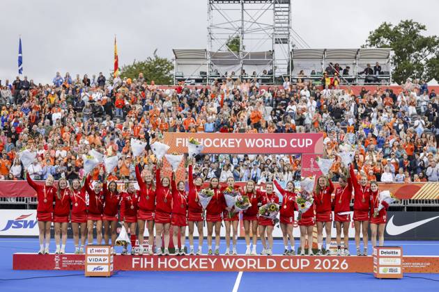 AMSTELVEEN - Belgian players on the podium with bronze medals after the Hockey World Cup final between the Netherlands and Argentina at the Wagener Stadium. SEM VAN DER WAL ANP xVIxANPxSportx xxANPxIVx 566519972 originalFilename: 566519972.jpg