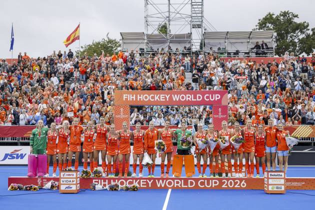 AMSTELVEEN - Dutch players on the podium with silver medals after the Hockey World Cup final between the Netherlands and Argentina at the Wagener Stadium. SEM VAN DER WAL ANP xVIxANPxSportx xxANPxIVx 566519983 originalFilename: 566519983.jpg