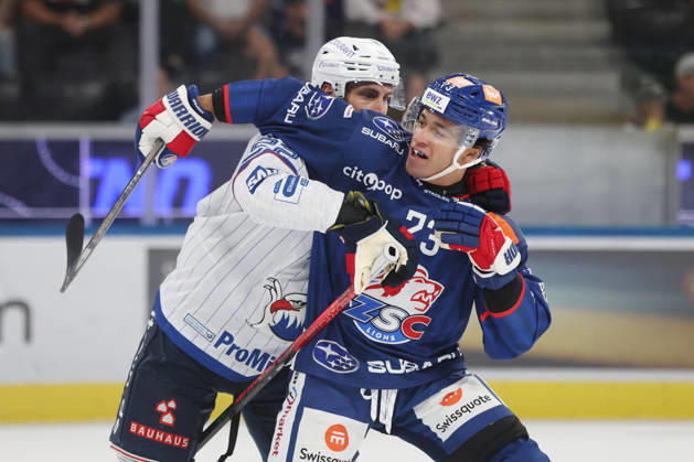 29.08.2026 Zuerich, SCHWEIZ, Swiss Life Arena Eishockey Saison 2026 2027 Freundschaftsspiel ZSC Lions - Adler Mannheim Matthias Plachta (lAdler) kaempft gegen Kimo Gruber (ZSC)