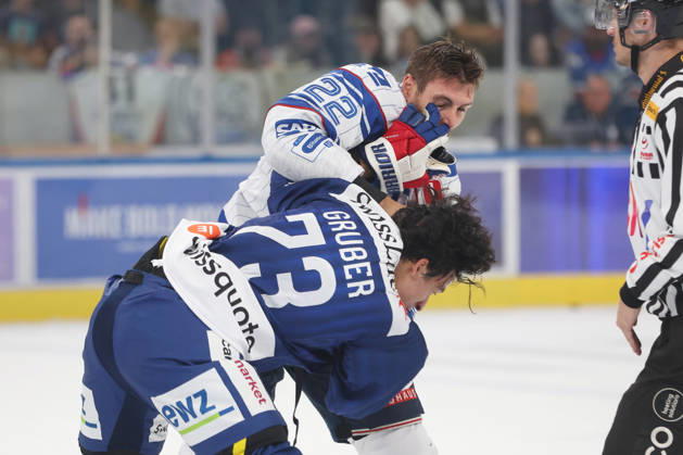 29.08.2026 Zuerich, SCHWEIZ, Swiss Life Arena Eishockey Saison 2026 2027 Freundschaftsspiel ZSC Lions - Adler Mannheim Matthias Plachta (lAdler) kaempft gegen Kimo Gruber (ZSC)