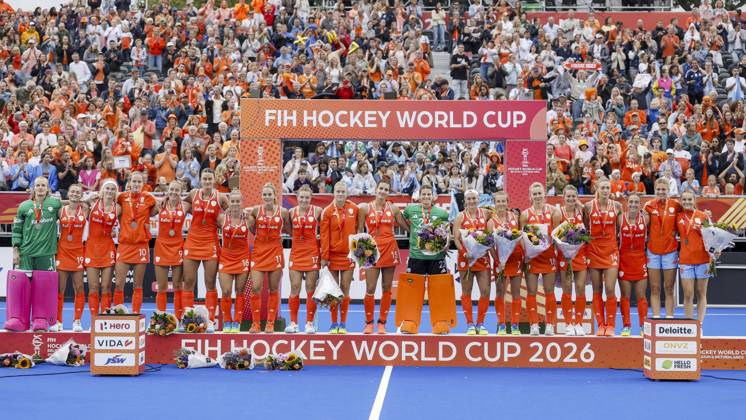 AMSTELVEEN - Dutch players on the podium with silver medals after the Hockey World Cup final between the Netherlands and Argentina at the Wagener Stadium. SEM VAN DER WAL ANP xVIxANPxSportx xxANPxIVx 566520048 originalFilename: 566520048.jpg
