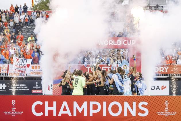 AMSTELVEEN - Argentine players on the podium with gold medals and the cup after the Hockey World Cup final between the Netherlands and Argentina at the Wagener Stadium. SEM VAN DER WAL ANP xVIxANPxSportx xxANPxIVx 566520059 originalFilename: 566520059.jpg