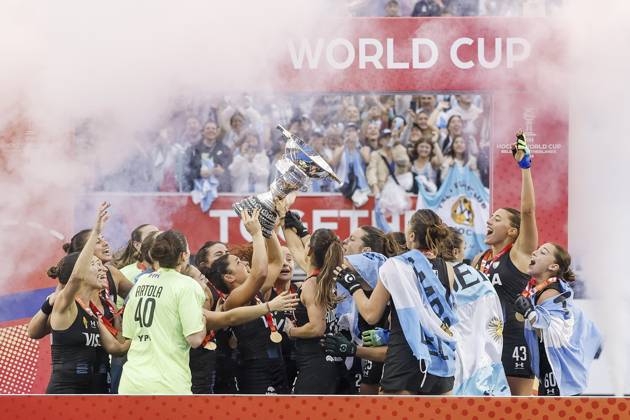 AMSTELVEEN - Argentine players on the podium with gold medals and the cup after the Hockey World Cup final between the Netherlands and Argentina at the Wagener Stadium. SEM VAN DER WAL ANP xVIxANPxSportx xxANPxIVx 566520068 originalFilename: 566520068.jpg