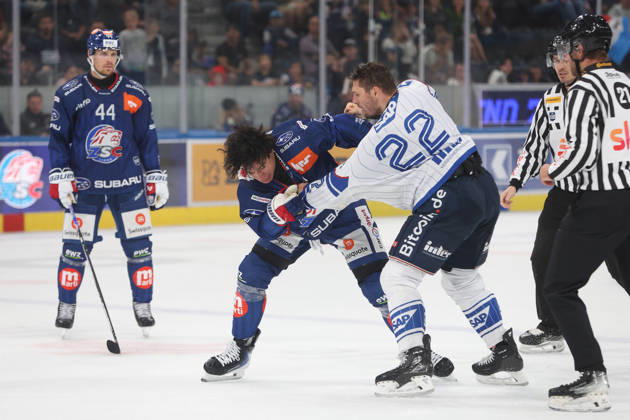 29.08.2026 Zuerich, SCHWEIZ, Swiss Life Arena Eishockey Saison 2026 2027 Freundschaftsspiel ZSC Lions - Adler Mannheim Matthias Plachta (lAdler) kaempft gegen Kimo Gruber (ZSC)