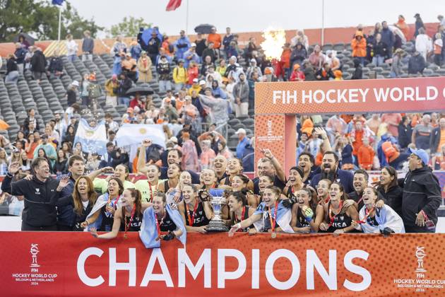AMSTELVEEN - Players from Argentina on the podium with gold medals and the cup after the Hockey World Cup final between the Netherlands and Argentina at the Wagener Stadium. SEM VAN DER WAL xVIxANPxSportx xxANPxIVx 566520528 originalFilename: 566520528.jpg