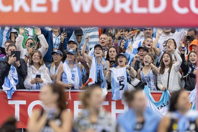 AMSTELVEEN - Supporters of Argentina celebrate the victory in the Hockey World Cup final between the Netherlands and Argentina at the Wagener Stadium. SEM VAN DER WAL ANP xVIxANPxSportx xxANPxIVx 566520492 originalFilename: 566520492.jpg
