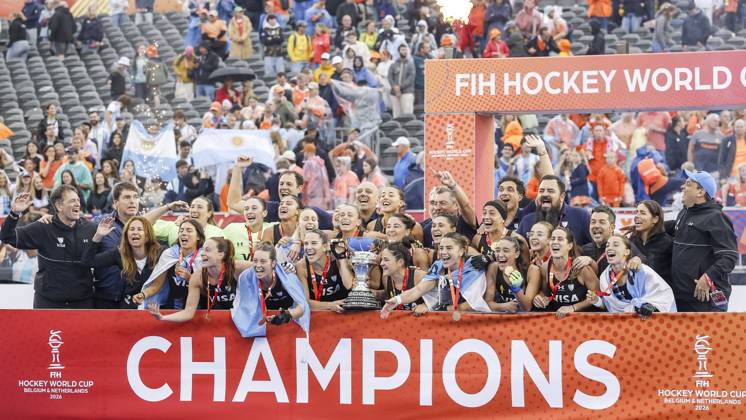 AMSTELVEEN - Players from Argentina on the podium with gold medals and the cup after the Hockey World Cup final between the Netherlands and Argentina at the Wagener Stadium. SEM VAN DER WAL xVIxANPxSportx xxANPxIVx 566520534 originalFilename: 566520534.jpg