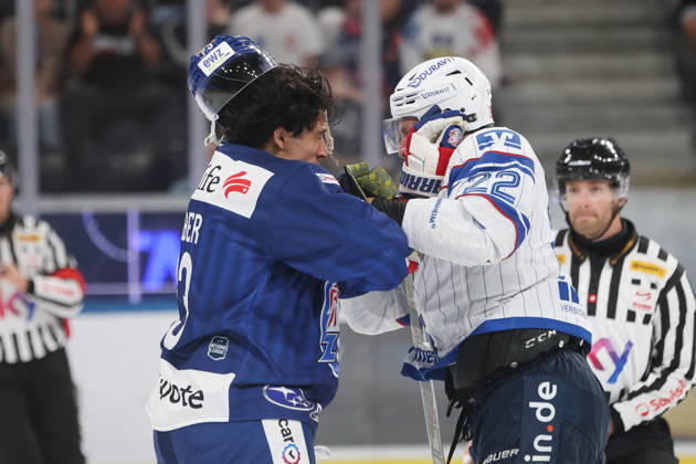 29.08.2026 Zuerich, SCHWEIZ, Swiss Life Arena Eishockey Saison 2026 2027 Freundschaftsspiel ZSC Lions - Adler Mannheim Matthias Plachta (Adler) kaempft gegen Kimo Gruber (ZSC)