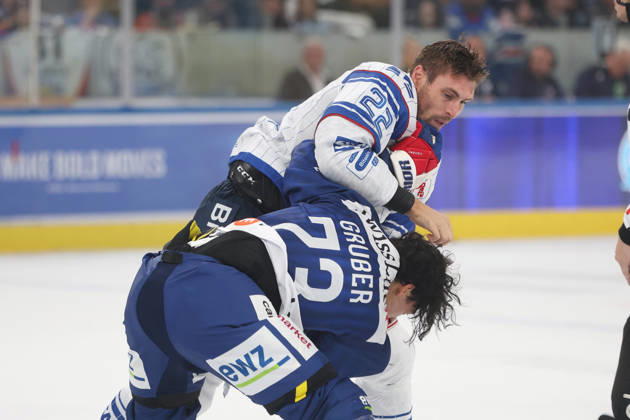 29.08.2026 Zuerich, SCHWEIZ, Swiss Life Arena Eishockey Saison 2026 2027 Freundschaftsspiel ZSC Lions - Adler Mannheim Matthias Plachta (Adler) kaempft gegen Kimo Gruber (ZSC)