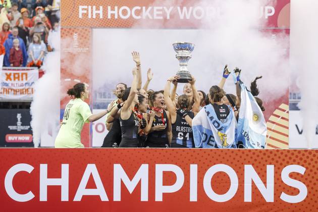 AMSTELVEEN - Players from Argentina on the podium with gold medals and the cup after the Hockey World Cup final between the Netherlands and Argentina at the Wagener Stadium. SEM VAN DER WAL xVIxANPxSportx xxANPxIVx 566520504 originalFilename: 566520504.jpg