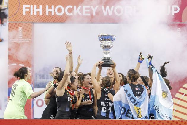AMSTELVEEN - Players from Argentina on the podium with gold medals and the cup after the Hockey World Cup final between the Netherlands and Argentina at the Wagener Stadium. SEM VAN DER WAL xVIxANPxSportx xxANPxIVx 566520511 originalFilename: 566520511.jpg