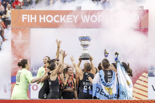 AMSTELVEEN - Players from Argentina on the podium with gold medals and the cup after the Hockey World Cup final between the Netherlands and Argentina at the Wagener Stadium. SEM VAN DER WAL xVIxANPxSportx xxANPxIVx 566520516 originalFilename: 566520516.jpg