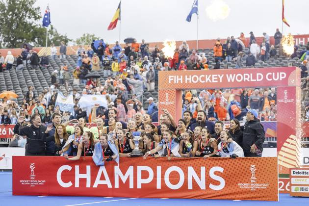 AMSTELVEEN - Players from Argentina on the podium with gold medals and the cup after the Hockey World Cup final between the Netherlands and Argentina at the Wagener Stadium. SEM VAN DER WAL xVIxANPxSportx xxANPxIVx 566520521 originalFilename: 566520521.jpg