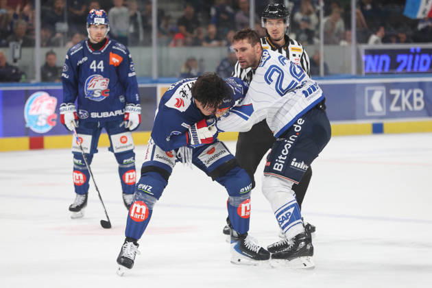 29.08.2026 Zuerich, SCHWEIZ, Swiss Life Arena Eishockey Saison 2026 2027 Freundschaftsspiel ZSC Lions - Adler Mannheim Matthias Plachta (Adler) kaempft gegen Kimo Gruber (ZSC)