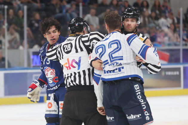29.08.2026 Zuerich, SCHWEIZ, Swiss Life Arena Eishockey Saison 2026 2027 Freundschaftsspiel ZSC Lions - Adler Mannheim Matthias Plachta (lAdler) nach dem kampf gegen Kimo Gruber (ZSC)