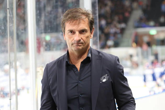 29.08.2026 Zuerich, SCHWEIZ, Swiss Life Arena Eishockey Saison 2026 2027 Freundschaftsspiel ZSC Lions - Adler Mannheim Trainer Dallas Eakins (Adler)