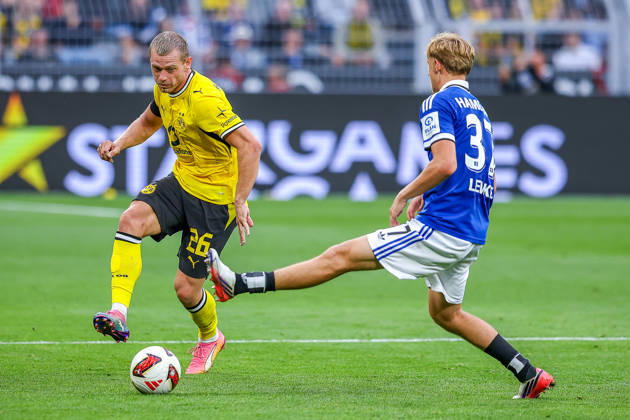 2026.08.29, xkwix, Fußball, Bundesliga, Borussia Dortmund - Hamburger SV, Signal Iduna Park, 1.Spieltag, Saison 2026 2027: Julian Ryerson (Borussia Dortmund 26) im Zweikampf gegen Louis Lemke (Hamburger SV 37) DFB regulations prohibit any use of photographs as image sequences and or quasi-video. Photo: xKamilxWilkowskixPressefotoKochx Nordrhein-Westfalen Deutschland