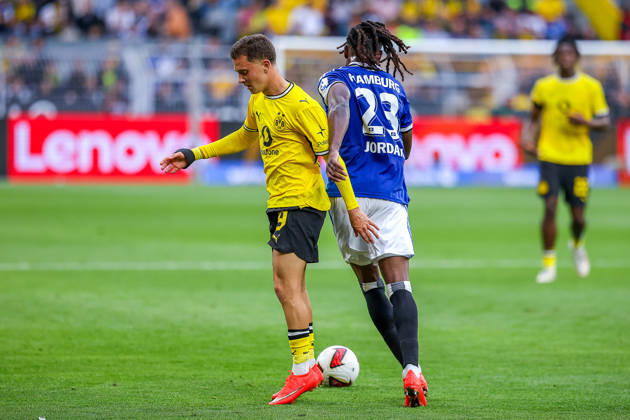 2026.08.29, xkwix, Fußball, Bundesliga, Borussia Dortmund - Hamburger SV, Signal Iduna Park, 1.Spieltag, Saison 2026 2027: Konstantinos Karetsas (Borussia Dortmund 19) im Zweikampf gegen Jordan Torunarigha (Hamburger SV 23) DFB regulations prohibit any use of photographs as image sequences and or quasi-video. Photo: xKamilxWilkowskixPressefotoKochx Nordrhein-Westfalen Deutschland