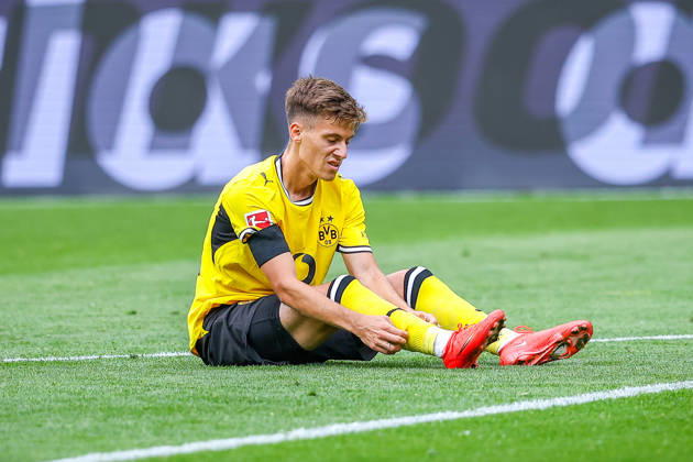 2026.08.29, xkwix, Fußball, Bundesliga, Borussia Dortmund - Hamburger SV, Signal Iduna Park, 1.Spieltag, Saison 2026 2027: Giannis Konstantelias (Borussia Dortmund 45) sitzt auf Boden DFB regulations prohibit any use of photographs as image sequences and or quasi-video. Photo: xKamilxWilkowskixPressefotoKochx Nordrhein-Westfalen Deutschland