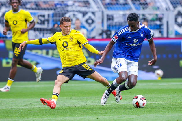 2026.08.29, xkwix, Fußball, Bundesliga, Borussia Dortmund - Hamburger SV, Signal Iduna Park, 1.Spieltag, Saison 2026 2027: Konstantinos Karetsas (Borussia Dortmund 19) im Zweikampf gegen Albert Sambi Lokonga (Hamburger SV 6) DFB regulations prohibit any use of photographs as image sequences and or quasi-video. Photo: xKamilxWilkowskixPressefotoKochx Nordrhein-Westfalen Deutschland