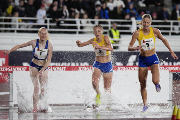 260829 Alisa Virtanen of Finland, Majken Söderlund Larsson and Julia Samuelsson of Sweden competes in women™s 3000m steeplechase during day 1 of the athletics gala Finnkampen on August 29, 2026 in Helsinki. Photo: Kalle Parkkinen BILDBYRAN COP 18 XY0124 friidrott athletics friidrett finnkampen day 1 bbeng dag 1 Copyright: KALLExPARKKINEN BB260829ZR021