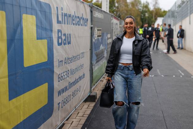 Valentina Maceri (Reporterin), Emotionen, Geste, Gestik, Mimik, Freisteller, Portrait SV Elversberg vs Bayer 04 Leverkusen, Fussball, 1. Bundesliga, 01. Spieltag, Saison 2026 2027, 29.08.2026 SV Elversberg vs Bayer 04 Leverkusen, Fussball, 1. Bundesliga, 01. Spieltag, Saison 2026 2027, 29.08.2026 Copyright: xEibnerxPressefotox EP_ANS
