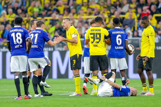 2026.08.29, xkwix, Fußball, Bundesliga, Borussia Dortmund - Hamburger SV, Signal Iduna Park, 1.Spieltag, Saison 2026 2027: Waldemar Anton (Borussia Dortmund 3) kann den Platzverweis Rote Karte nicht verstehen und diskutiert am Platz DFB regulations prohibit any use of photographs as image sequences and or quasi-video. Photo: xKamilxWilkowskixPressefotoKochx Nordrhein-Westfalen Deutschland