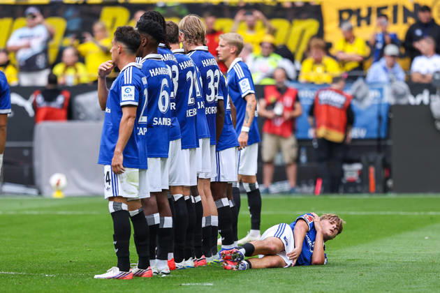 2026.08.29, xkwix, Fußball, Bundesliga, Borussia Dortmund - Hamburger SV, Signal Iduna Park, 1.Spieltag, Saison 2026 2027: Louis Lemke (Hamburger SV 37) liegt hinter der Mauer beim Freistoss DFB regulations prohibit any use of photographs as image sequences and or quasi-video. Photo: xKamilxWilkowskixPressefotoKochx Nordrhein-Westfalen Deutschland